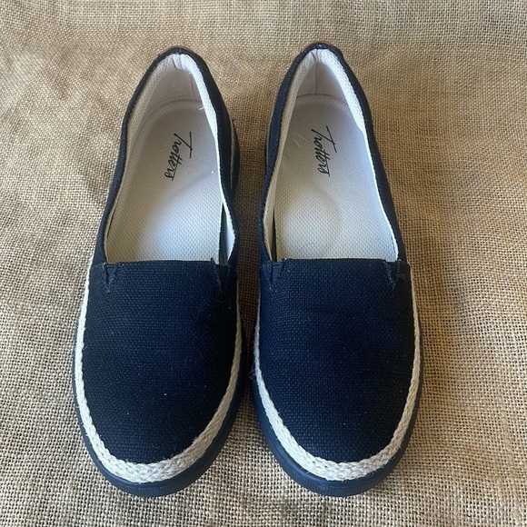 Trotters Black and Tan Mules - Picture 7 of 12